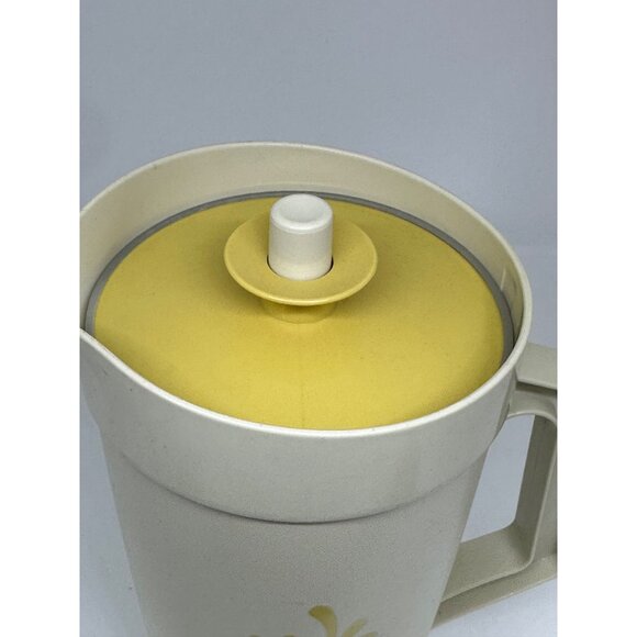 VTG Tupperware Harvest Gold Pitcher Beige Plastic Carafe w/ Yellow Lid 1970s–80s - Picture 3 of 8